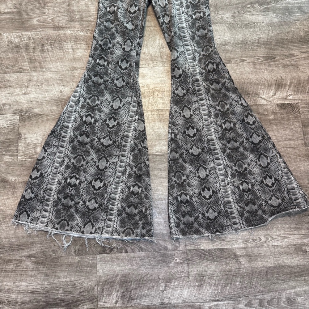 We the Free Just Float On Snake Print Flare Jeans Womens Sz. 25 - Picture 4 of 10